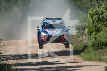 2018-06-10 - Thierry Neuville e il navigatore Nicolas Gilsoul su Hyundai i20 Coupe WRC al salto della PS15 - RALLY ITALIA SARDEGNA WRC - RALLY - MOTORS
